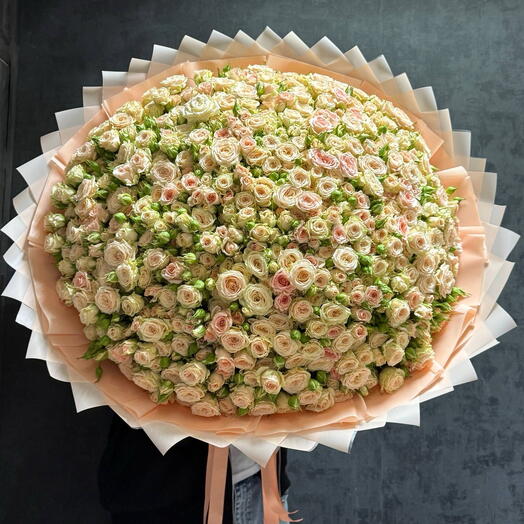 Кустовая роза пионовидная