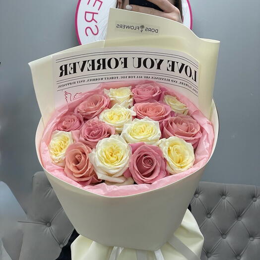 Букет из 15 розово- белых импортных роз