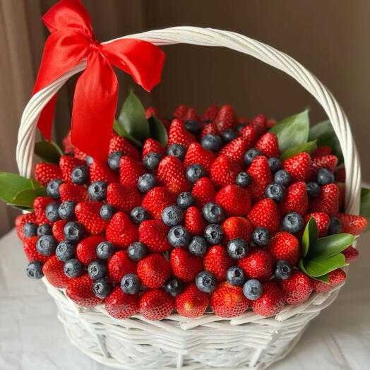 Корзина из свежих ягод