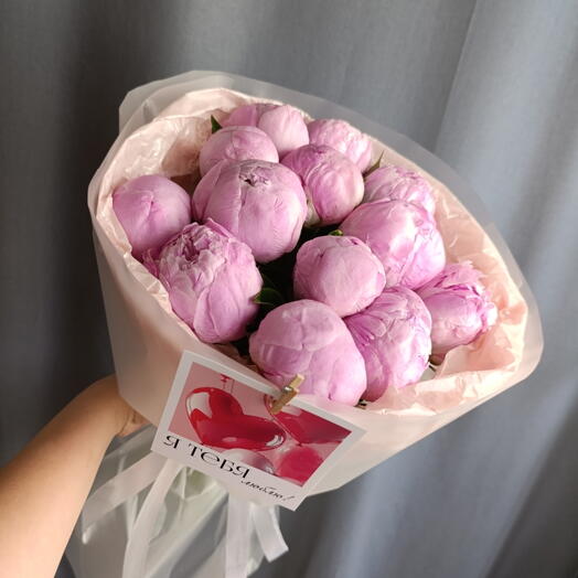 Букет из 13 пионов "Люблю тебя"