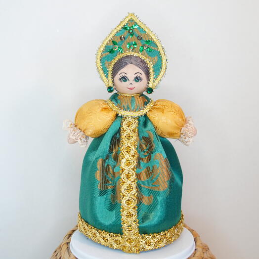 Русская кукла в зеленом сарафане
