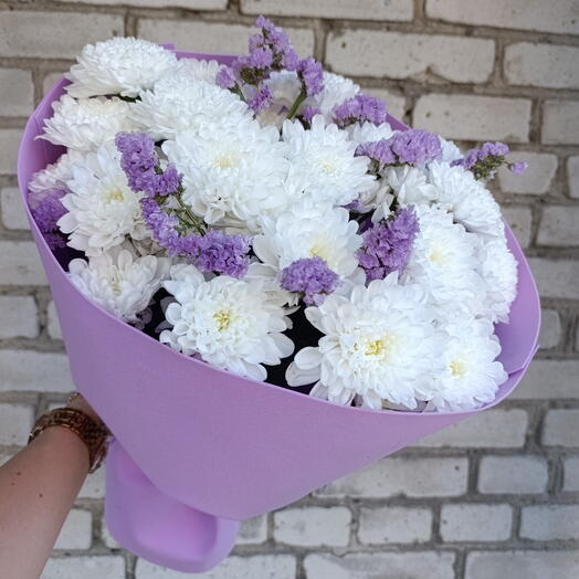 Букет из белых кустовых хризантем