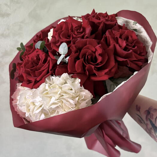 Букет с красными французскими розами и гортензией 🌹🌹🌹