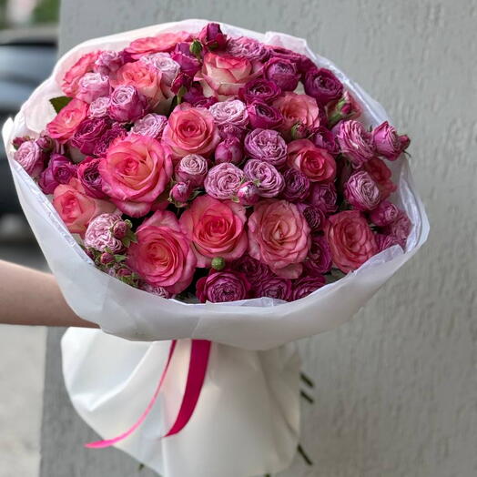 Яркий букет из розовых роз и кустовых роз 💘