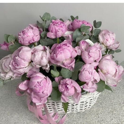 Корзина из 21 пиона с эвкалиптом 💐