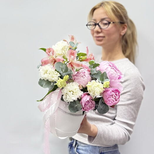 Цветочная композиция с пионами