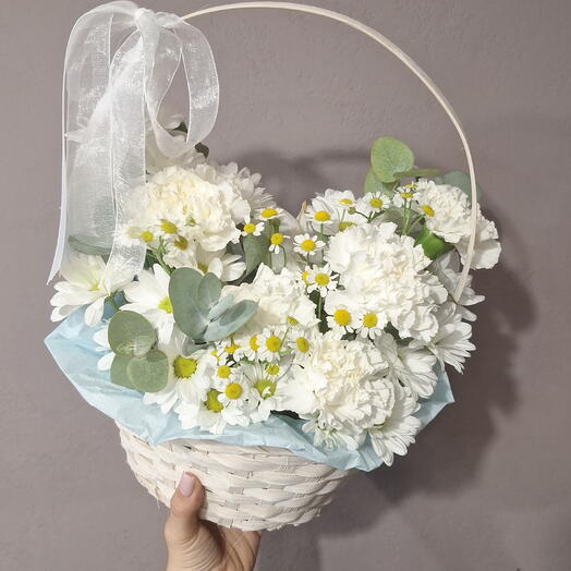 Нежная корзина с диантусом, ромашкой и хризантемой