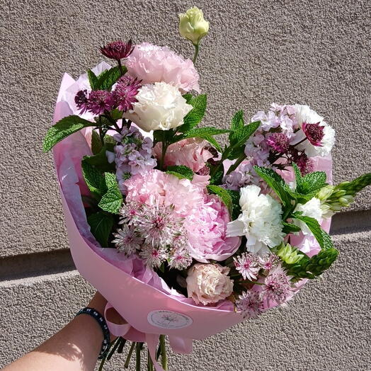 Дофаминовый букет из розового пионами лизиантуса, белой гвоздики, астранции, орнитогалума, ароматной фермерской мяты и маттиолы
