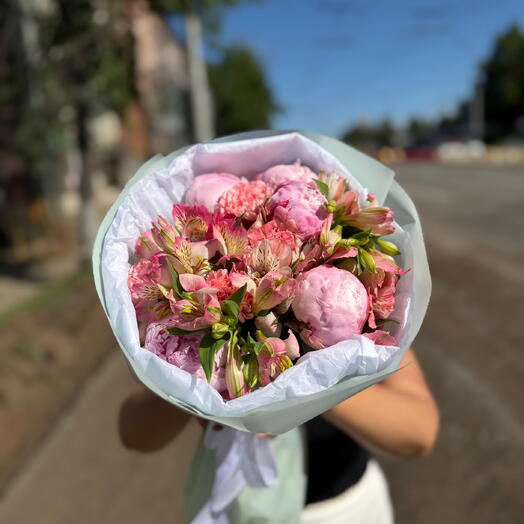 Букет "Розовая нежность" (пионы, алсьмтромерии)