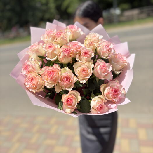 Букет из 21 нежной розовоя-белой розы