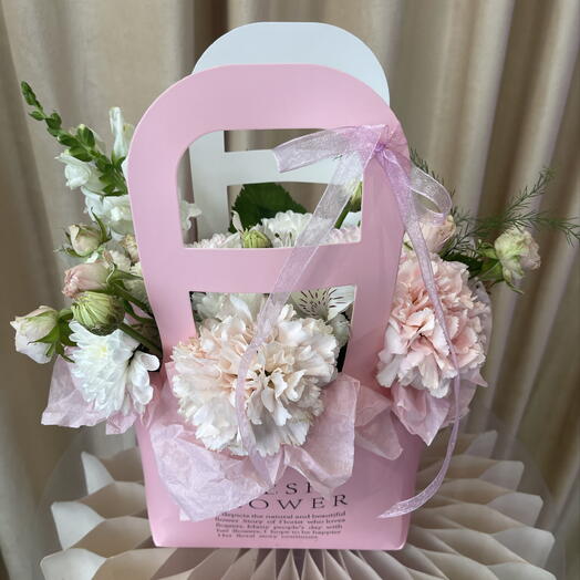 Композиция с диантусами, хризантемой и кустовой розой в сумочке 🎀