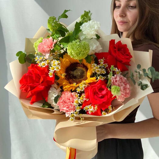 Букет летний с подсолнухом, французской розой и зеленью