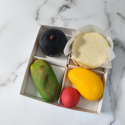 Корпусные пирожные черная смородина, бри, фисташка, манго, клубника девушке