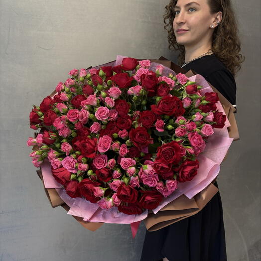 Кустовые розы в красном букете, 21 штучка
