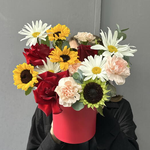 Красные розы, подсолнух и ромашка в шляпной коробке 🌹
