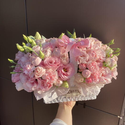 Нежная корзина с эустомой и кустовой розой 💗🎀
