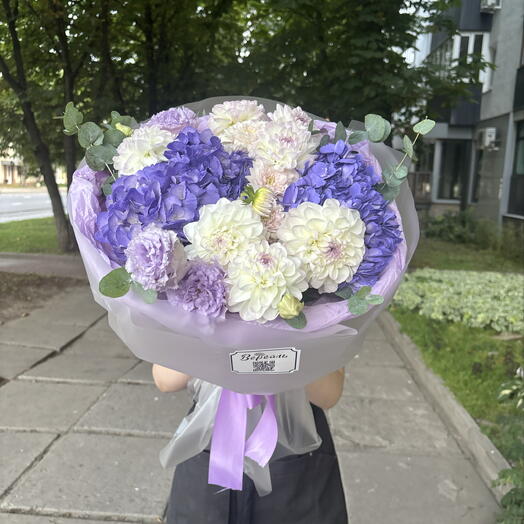 Букет с гортензией и георгинами