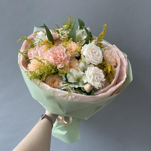 Абрикосовый чай 🧡 нежный букет с пионовидной кустовой розой, хризантемами, альстромериями, диантусами