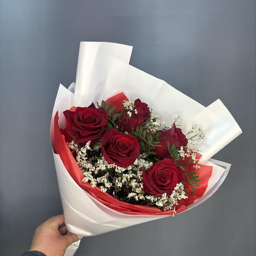 Бордовые розы с лимониумом в дизайнерской упаковке🌺🔥🩷