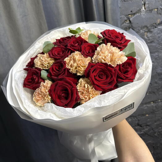 Букет с розами и красивыми гвоздиками