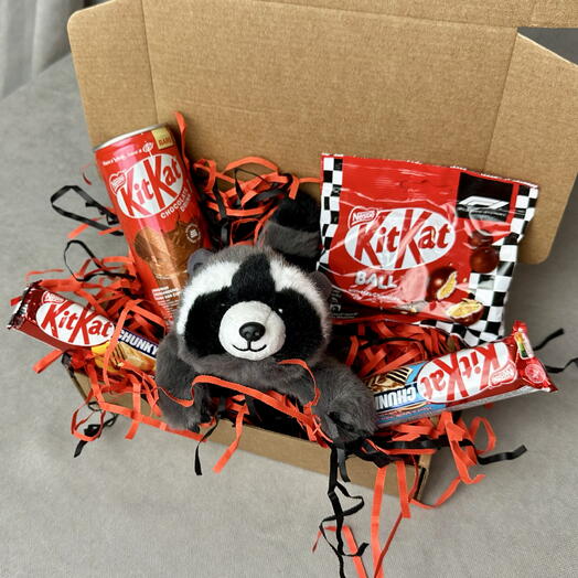 Подарочный набор с мягкой игрушкой енотом и шоколадом KitKat/ Подарок девушке, подруге, дочке, ребенку