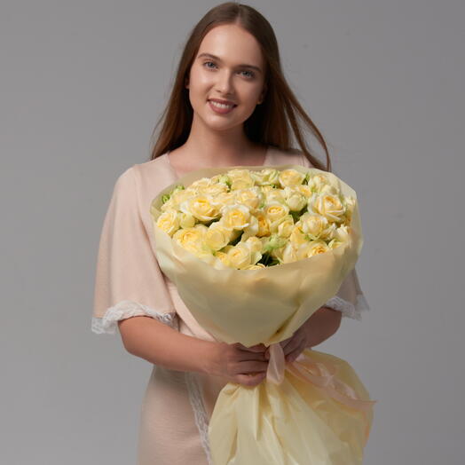 Монобукет 19 светло-желтых кустовых роз Ольга