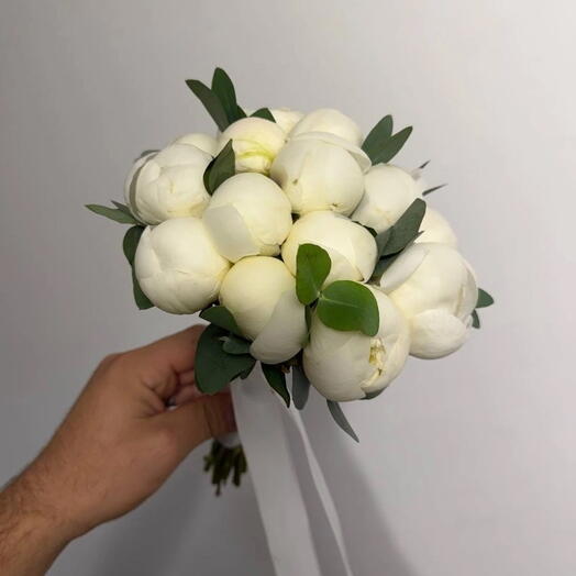 Свадебный букет из пионов и эвкалипта