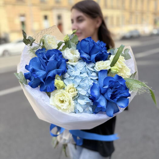 Букет с синими французскими розами, гортензией, эустомой и эвкалиптом