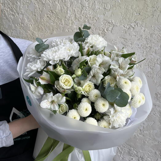 Авторский сборный букет «Белоснежное облако» с кустовой хризантемой, альстромерией и эвкалиптом
