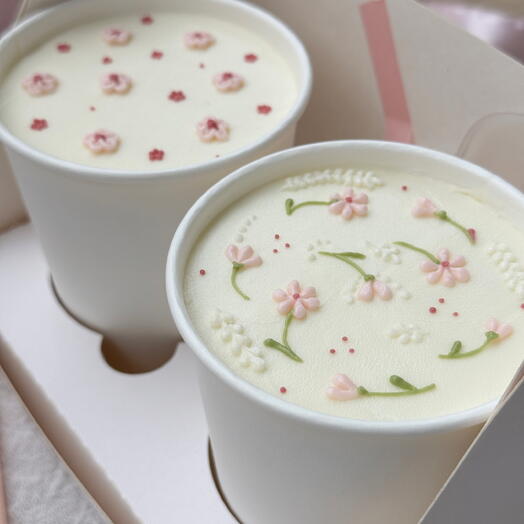 Торт в стакане девушке — cake to go с цветочками