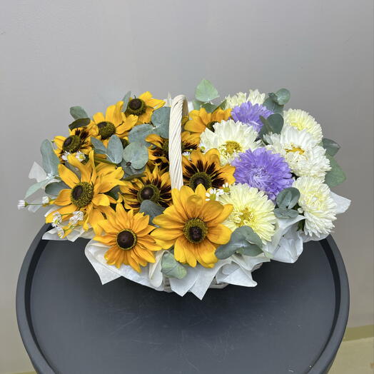 Корзина подсолнухов с астрами и эвкалиптом 🌻