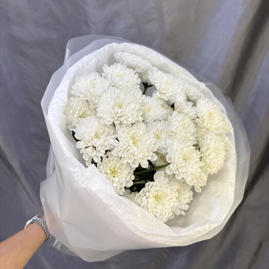 Букет из белых кустовых хризантем
