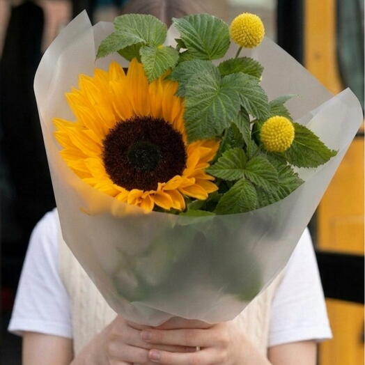 Недорогой букет на 1 сентября с подсолнухом и листьями малины🌼