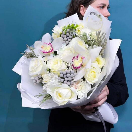 Букет Белоснежный с Орхидеями и розами. Авторский букет 538. Leoraflowers