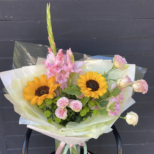 Букет с гладиолусами, кустовой розой, хризантемой и подсолнухами