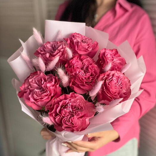 Яркий букет с пионовидной розой и лагурусом 🌸