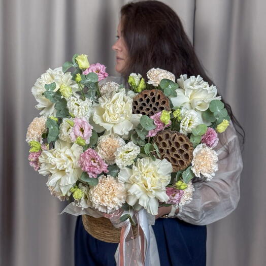 Senorita🤍 Size S / корзина с белыми французскими розами, эустомой и гвоздиками