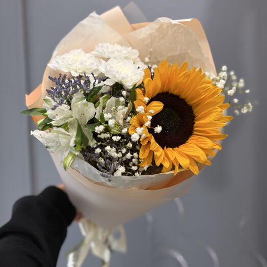 Чудесный букет с подсолнухом и гипсофилой 🌻