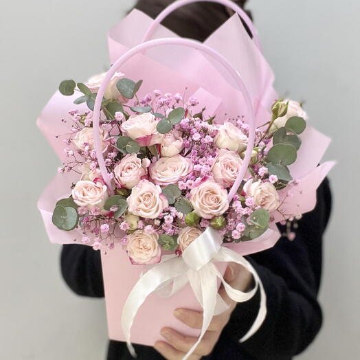 Композиция Сердце 💓 из кустовых роз и гипсофилы