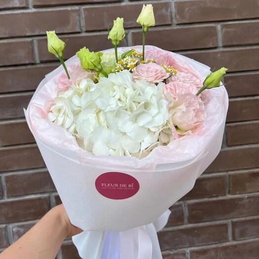 Круглый букет с гортензией, эустомой и кустовой розой бомбастик