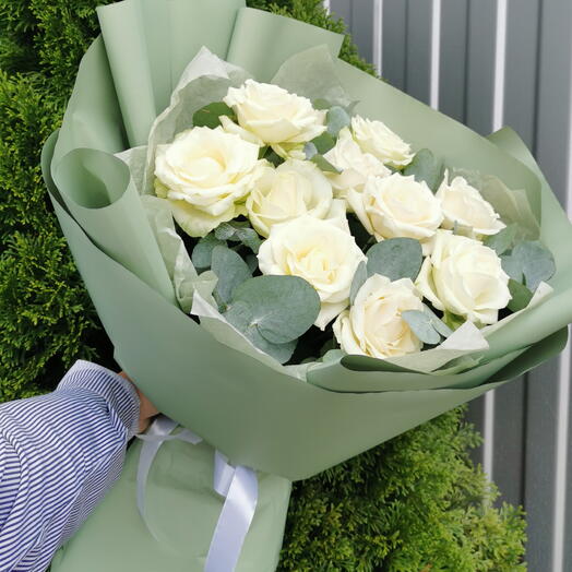 Букет белых роз с эвкалиптом🌿