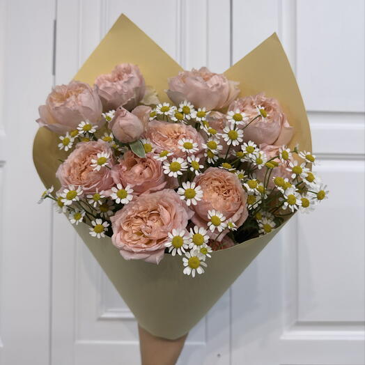 Букетик с кустовыми розами Джульетта и с ромашками 🌼