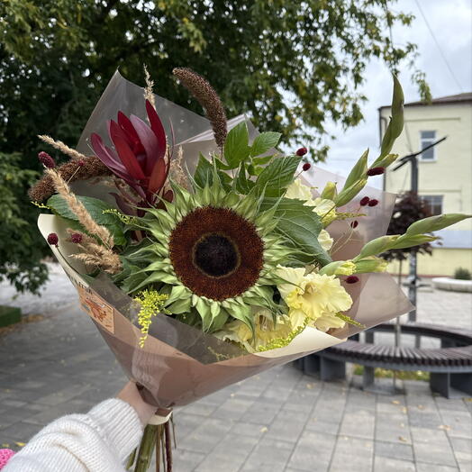 Букет в шоколадных оттенках с подсолнухом