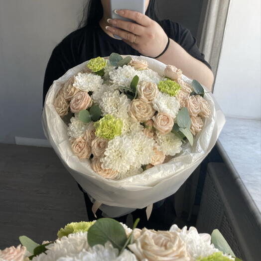 Букет с пионовидными кустовыми розами