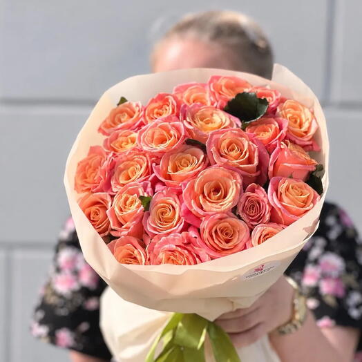 Букет из 25 коралловых роз