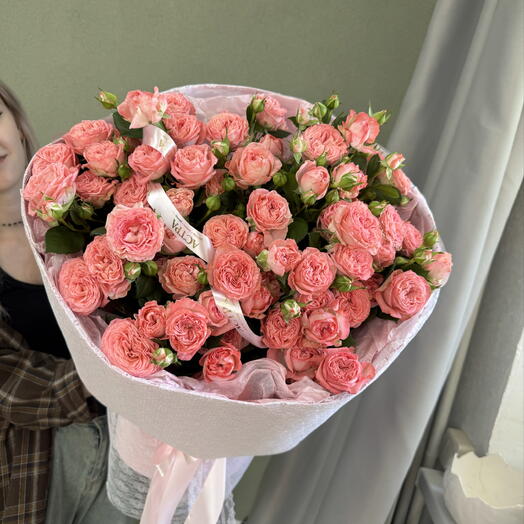 Кустовые розы в кружевном упаковке