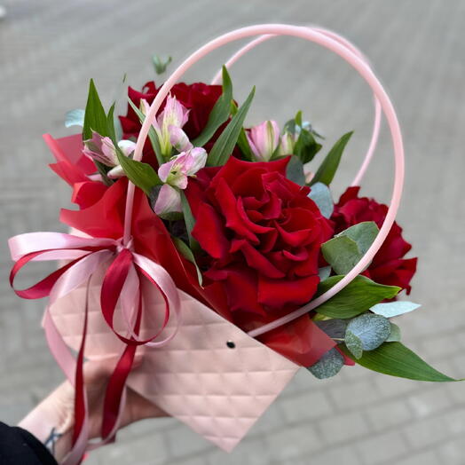 Французские розы и альстромерия
