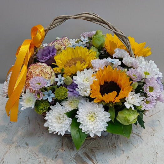 Летняя корзина с подсолнухами, хризантемами и диантусом
