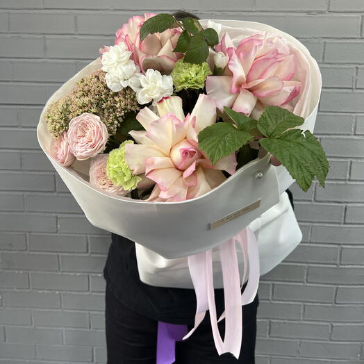 Сборный букет в розово-зеленой гамме с малиной