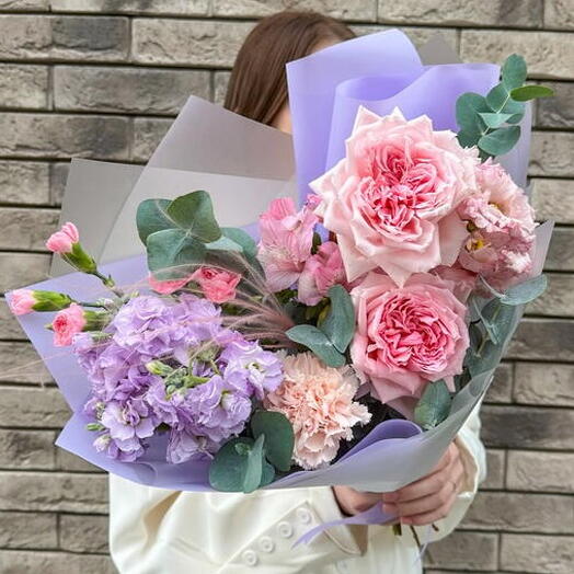 Авторский букет с пионовидной розой Хитоми и маттиолой.Leoraflowers 5118